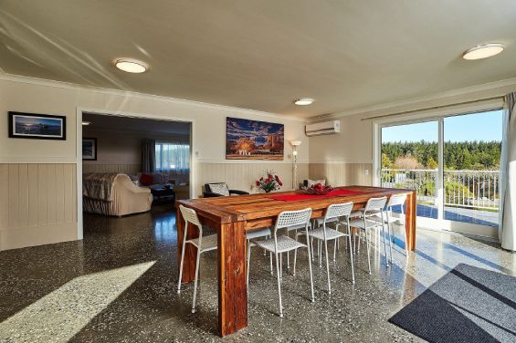 GB - Accommodation for Groups - dining room